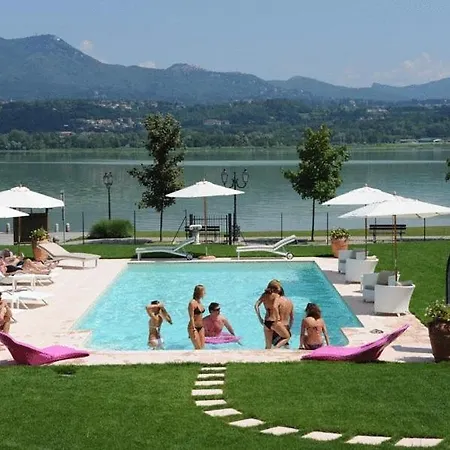 Baroni ホテル Lomnago